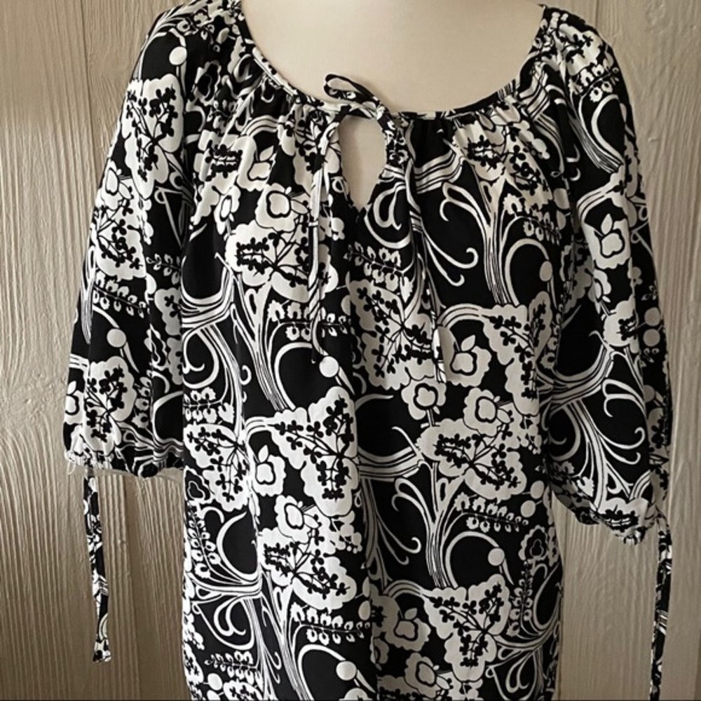Ann Taylor LOFT Quarter Sleeve Black and White Floral Top Size Small